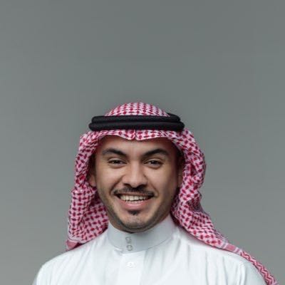 شاهد.. سعودي يتنقل بين الوظائف يومياً بهدف تعريف الشباب وتوعيته بطبيعة كل مهنة