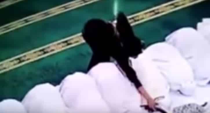 شاهد: فتاة تسرق النساء أثناء سجودهن بالمسجد
