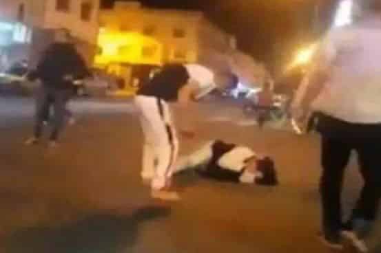 فيديو جديد يهز المغرب.. زوج يضرب زوجته بعنف في الشارع بآلة حادة