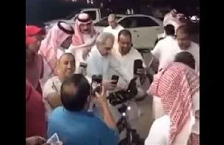 شاهد.. الوليد بن طلال يقود دراجته بـ “الرياض” ويتوقف عند محل خضار
