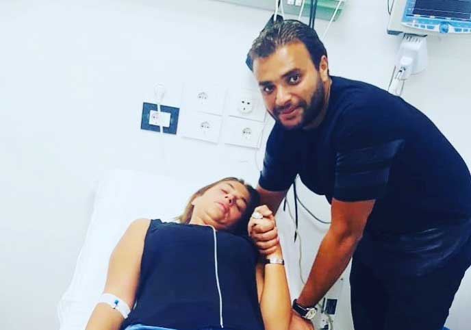 رامي صبري مع زوجته في المستشفى
