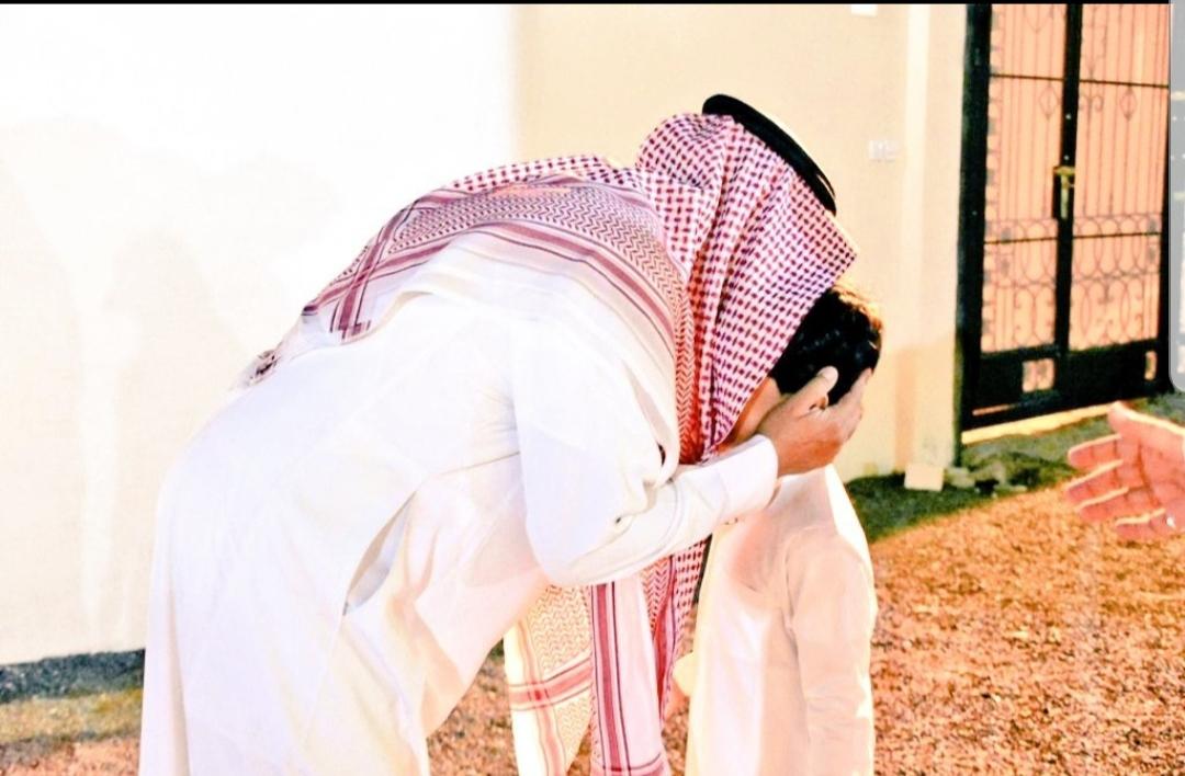 شاهد في موقف ذكي.. طفل سعودي ينجو بدهاء من كلاب ضالة