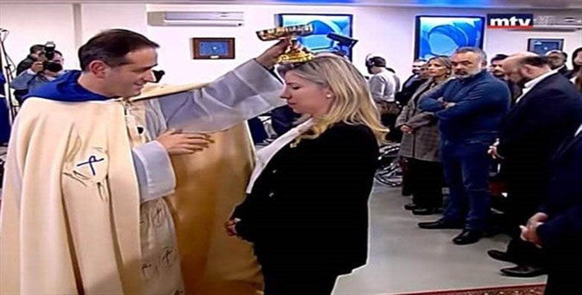 النائبة اللبنانية رولا الطبش أثناء مشاركتها في القداس
